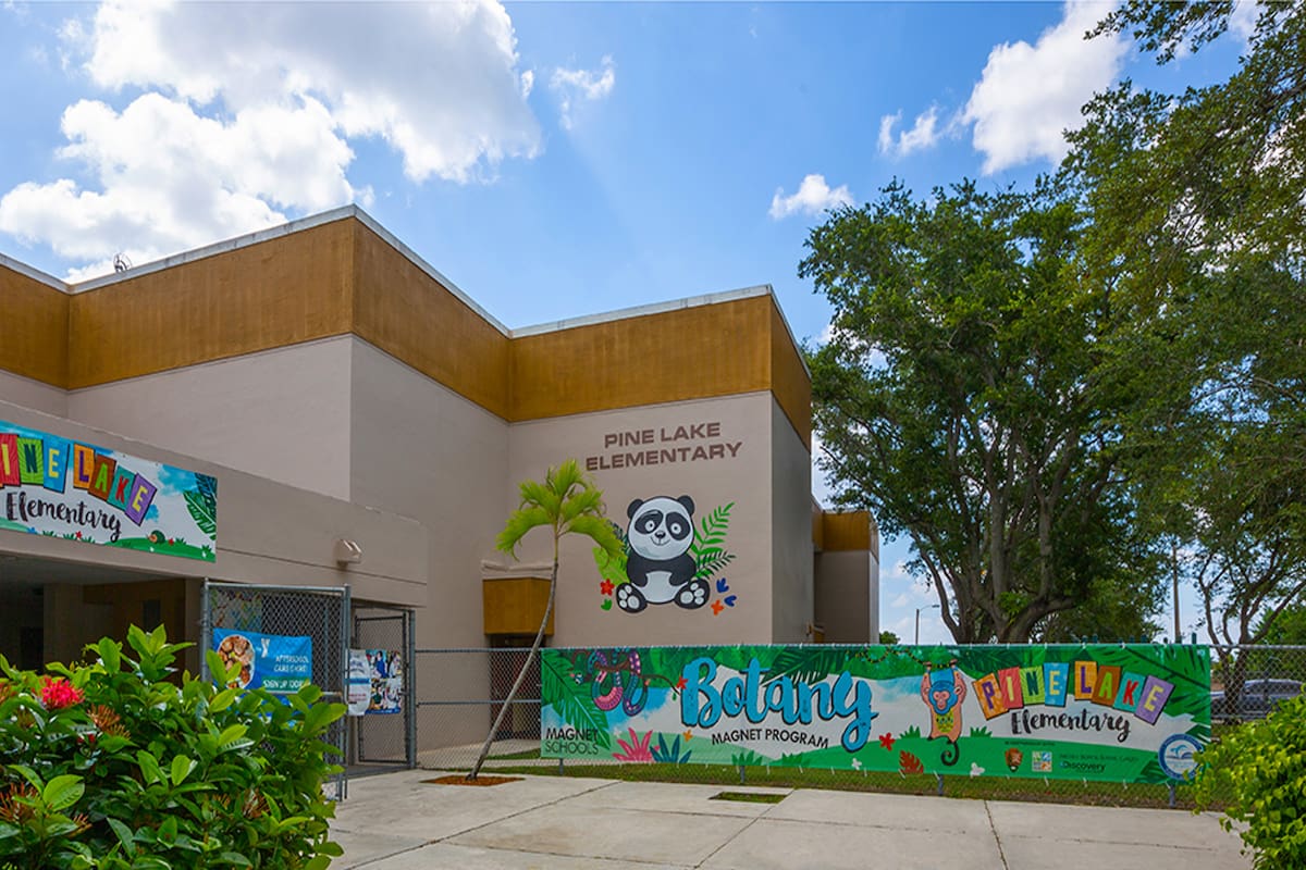 La fachada de la escuela primaria de Pines Lakes, radicada en Florida, Estados Unidos.