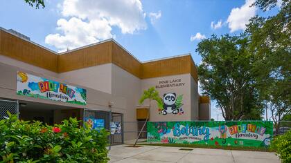 La escuela primaria de Pines Lakes, Florida