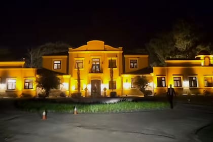 La fachada de La Mary, iluminada.