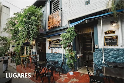 La fachada de la parrilla, rodeada de plantas