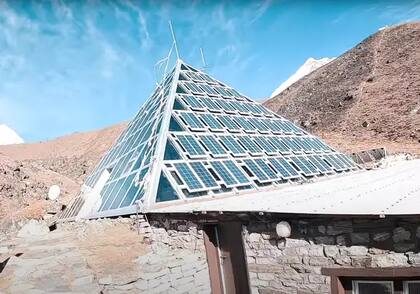 La fachada de la Pirámide ubicada en el Monte Everest