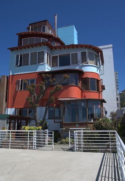 La fachada de "La Sebastiana", en Valparaíso