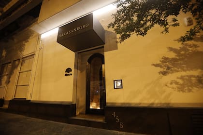 La fachada de Sarasanegro, discreta y minimalista