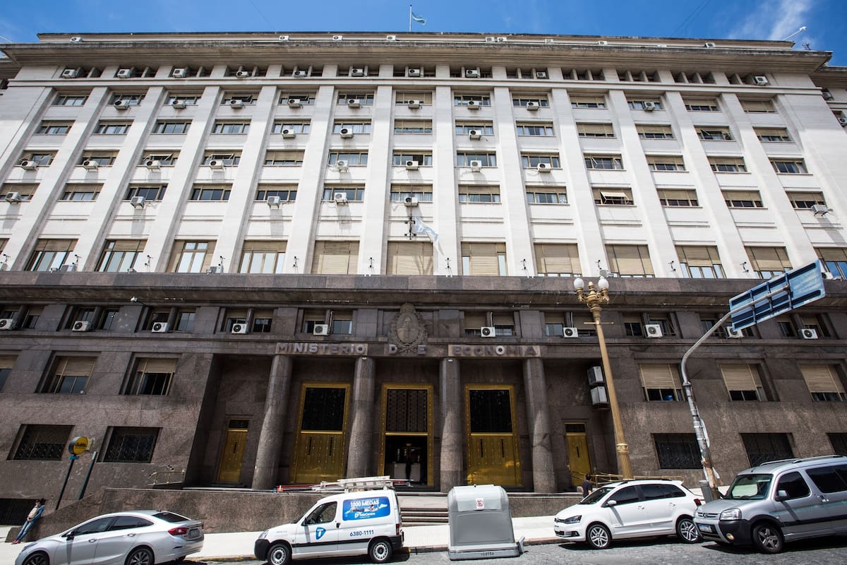 La fachada de travertino y granito rojo, en Hipólito Yrigoyen 250