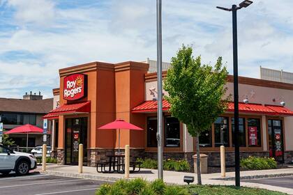 La fachada de un nuevo local de la cadena de comida Roy Rogers