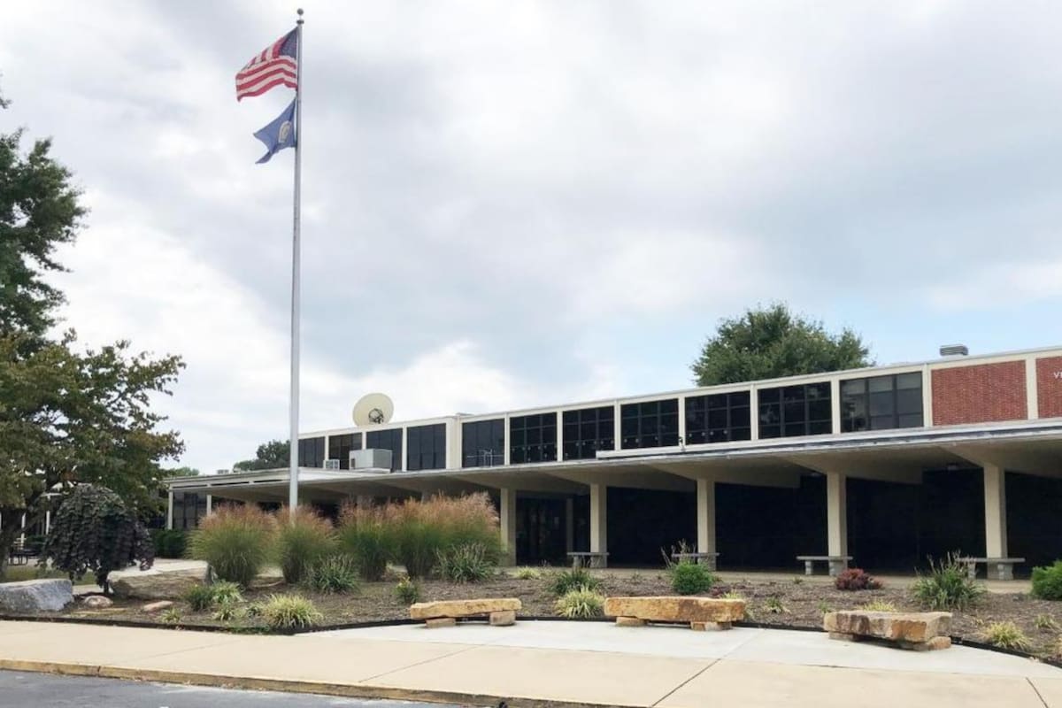 La fachada de una escuela secundaria en Virginia, Estados Unidos
