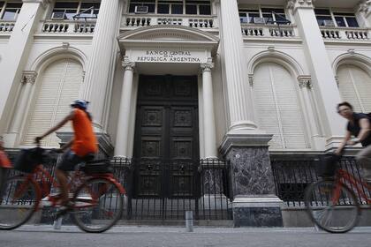 La fachada del Banco Central, en el microcentro porteño.
