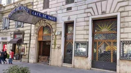 La fachada del Café de París, con sus puertas ya definitivamente cerradas