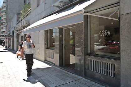 La fachada del café es discreta y elegante