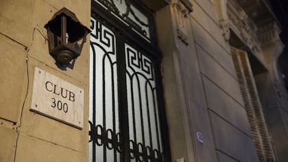 La fachada del Club 300.