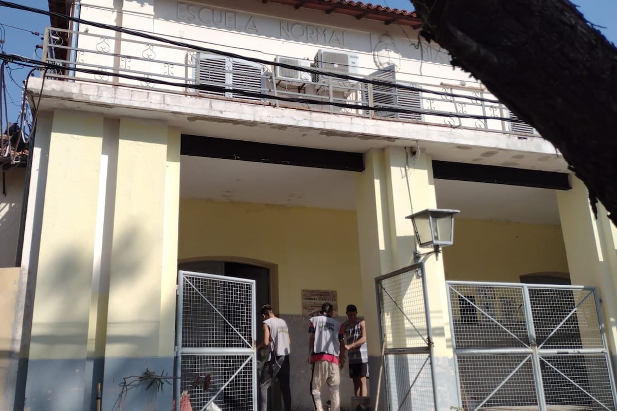 La fachada del colegio Normal Sarmiento EES 87 en Resistencia, Chaco.