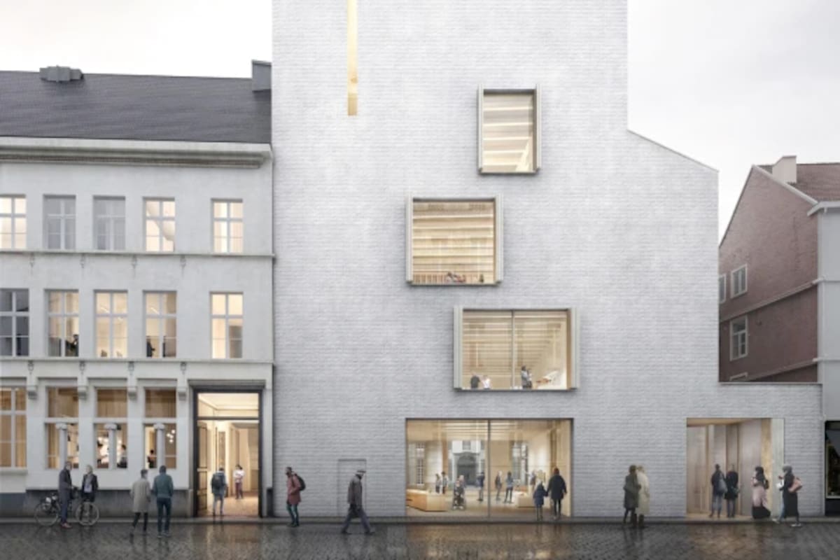 La fachada del Design Museum Gent en Bélgica está construida con ladrillos de reciclado