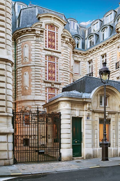 La fachada del edificio, construido por el célebre arquitecto Auguste Tronquois en 1869 en estilo neo-Luis XIII. En su momento, fue la casa del conde Gabriel de La Rochefoucauld y hoy es uno de los edificios
emblemáticos de la rue Murillo, una de las más aristocráticas de la capital francesa