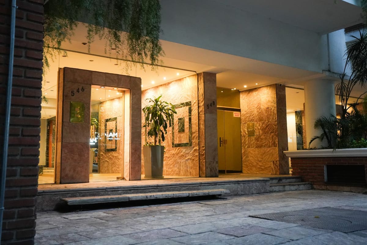 La fachada del edificio del departamento que tiene Manuel Adorni en el barrio de Caballito