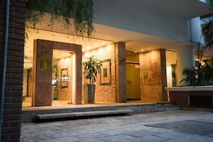 La fachada del edificio del departamento que tiene Manuel Adorni en el barrio de Caballito