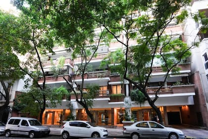 La fachada del edificio donde tiene su departamento Manuel Adorni en el barrio de Caballito