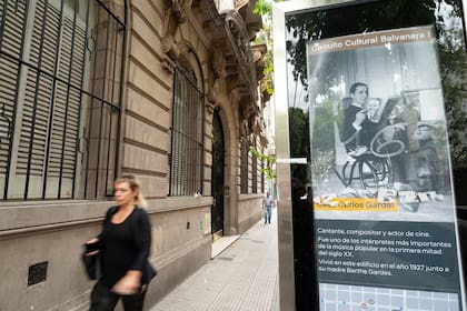 La fachada del edificio en cuyo segundo piso vivió Gardel