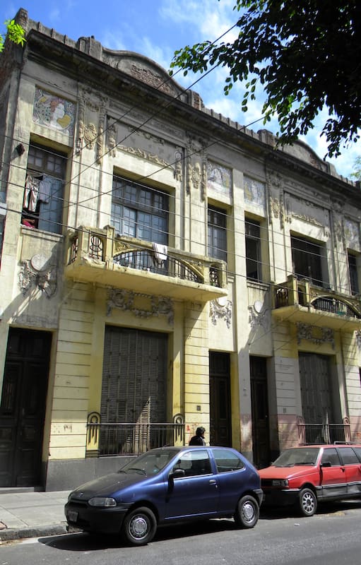 La fachada del edificio sobre la calle Solís, en el barrio de Constitución, donde se lucen los paños de cerámica esmaltada.