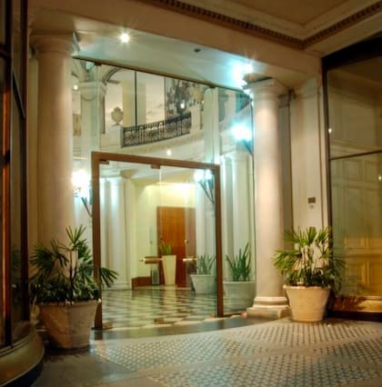 La fachada del edificio tiene columnas de reinterpretaciones neoclásicas de los órdenes clásicos