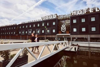 Abrió un hotel flotante en Londres que recluta desempleados y gente sin estudios