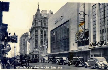 La fachada del Gran Rex junto la marquesina antigua del Tabarís, la que actualmente se llama Multitabarís Comafi