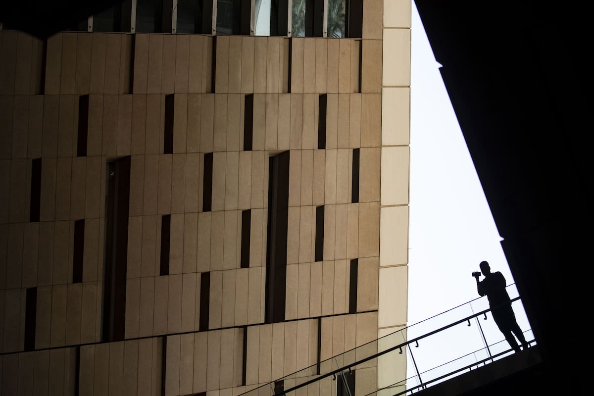 La fachada del Grand Egyptian Museum mide casi un kilómetro de longitud, convirtiéndolo en el complejo museístico más grande del mundo.