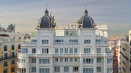 La fachada del hotel Hyatt de la Gran Vía, con la escultura de la diosa Diana y sus cinco perros