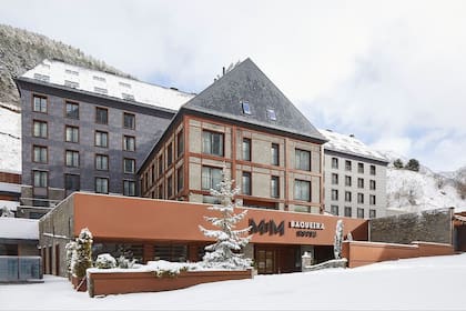 La fachada del Hotel MiM Baqueira combina piedra y madera, reflejando su identidad como refugio de montaña