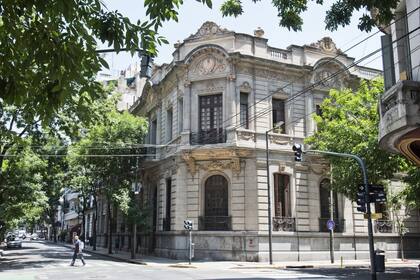 La fachada del inmueble de 1902, en Salta y Carlos Calvo