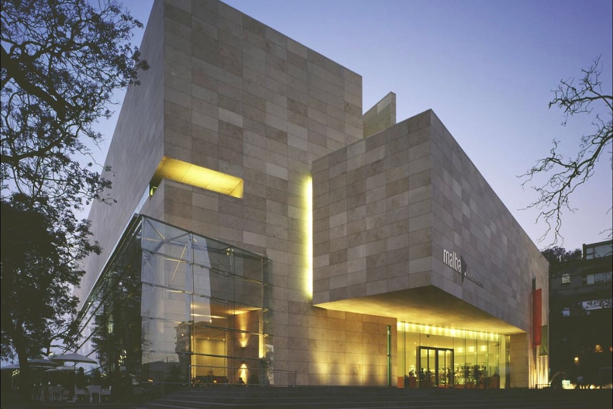 La fachada del Malba, iluminada
