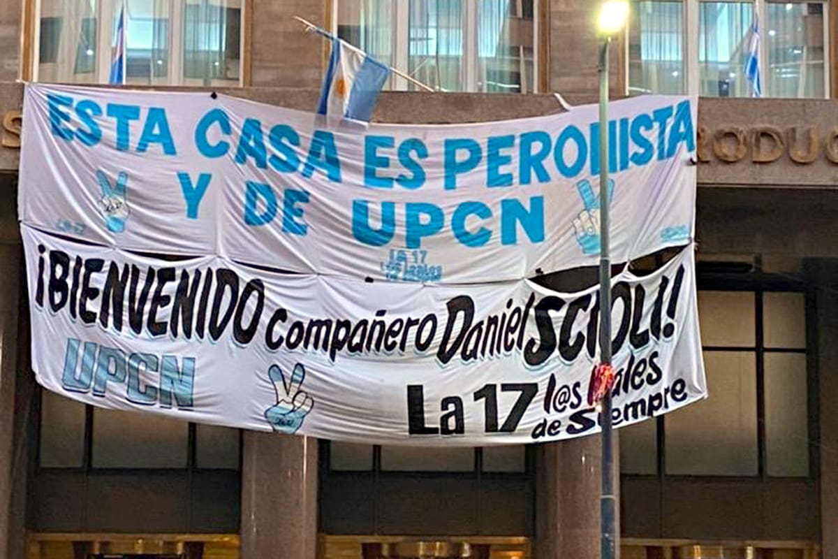 La fachada del Ministerio de Desarrollo Productivo en la avenida Roca enfundado en banderas de bienvenida para Scioli