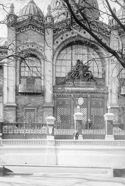 La fachada del Pabellón con el bronce de Hugues