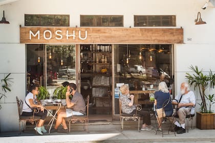 La fachada del pequeño local de Moshu, en la esquina de Moldes y García del Río.