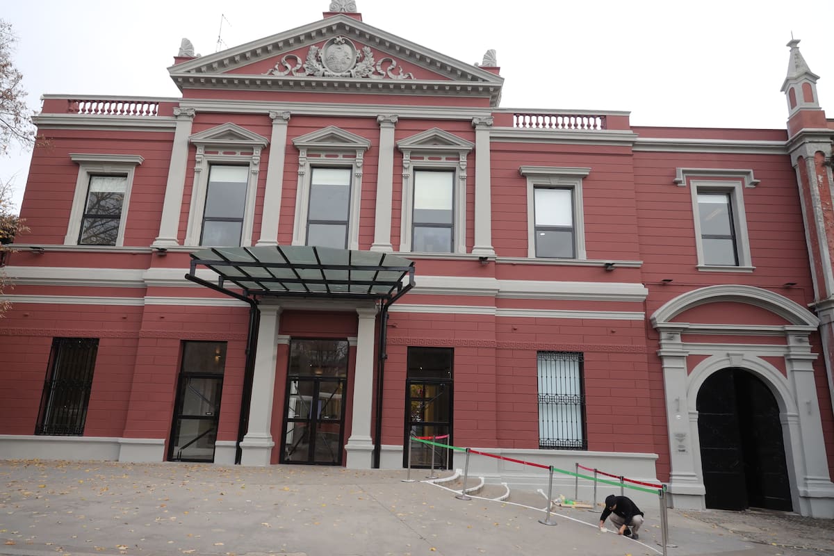 La fachada del Recoleta recuperó finalmente su color original