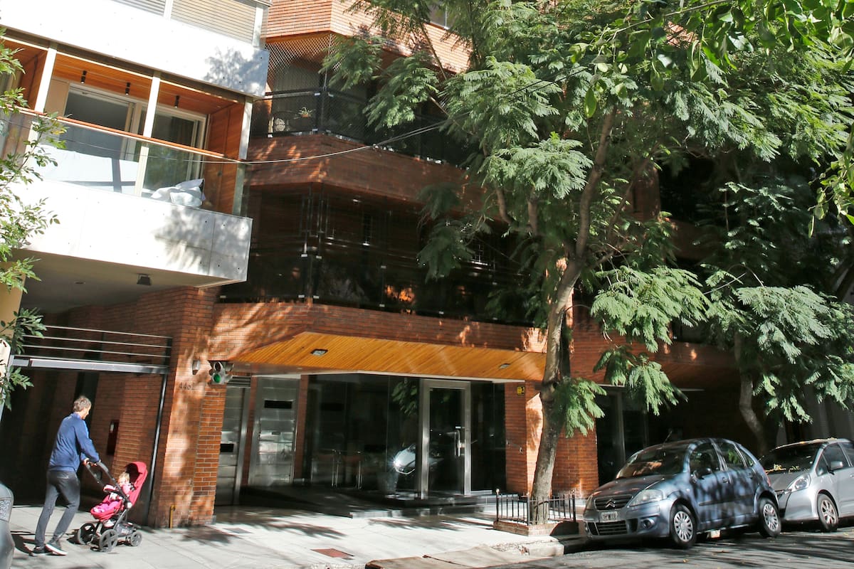 La fachada del semipiso frente a la Embajada de los Estados Unidos a nombre de la esposa de Canicoba Corral