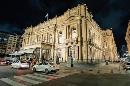 La fachada del teatro Colón, iluminada para la ocasión