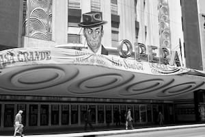 La fachada del teatro Opera cuando se proyectaba una película de Luis Sandrini, en 1953