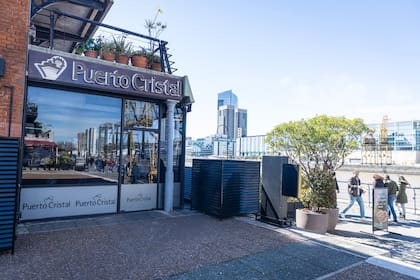 La fachada, en el corazón de Puerto Madero y bien cerca del río