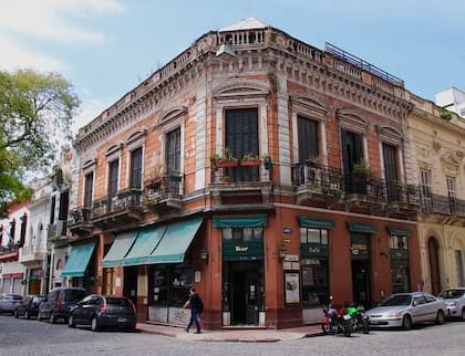 La fachada, en la esquina de Defensa y Humberto Primo