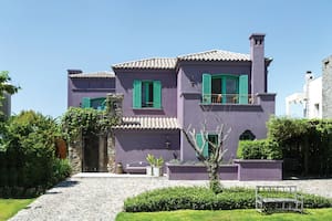 La fachada está revestida en Tarquini cementicio y piedra Cascarón de Córdoba, que se suman amigablemente a las tejas coloniales y la piedra bola en el piso.