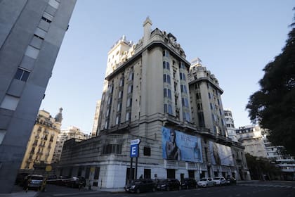 La fachada frente a Plaza San Martín