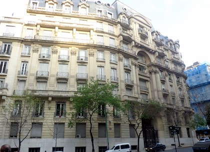 La fachada frontal del edificio, en la intersección de las calles Arroyo y Juncal