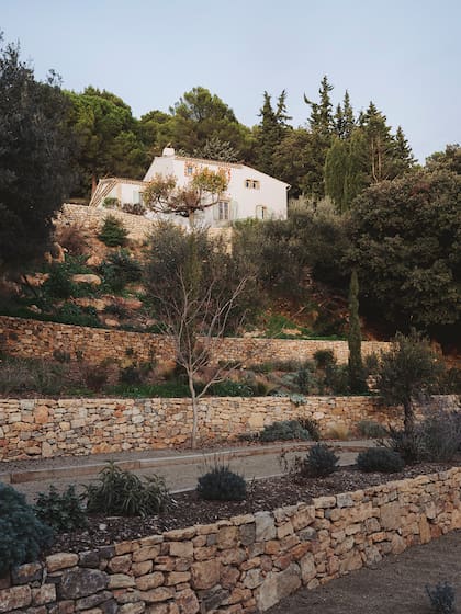 "La fachada norte está parcialmente encastrada en la roca, algo bastante característico en este tipo de terrenos escarpados de La Provenza", nos dicen las arquitectas.