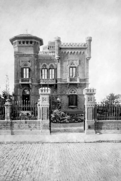 La fachada original, al poco tiempo de ser terminada, hacia 1886.