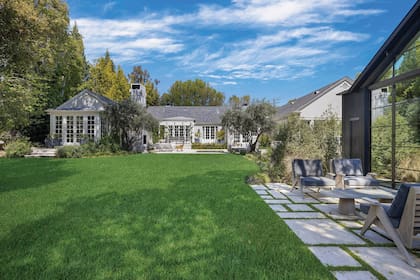La fachada posterior de la casa, de una planta, cuya arquitectura está inspirada en el estilo clásico californiano.