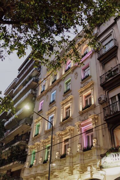 La fachada presenta un diseño moderno y llamativo que resalta en el paisaje urbano