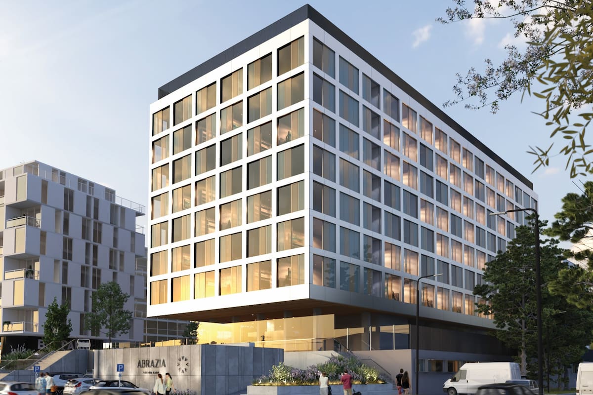 La fachada sobre la avenida Sausalito, una imagen moderna concebida desde el vamos para contrastar con los clásicos edificios destinados a residencias para adultos.