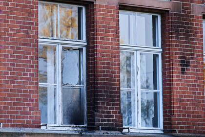La fachada y las ventanas del Instituto Robert Koch en General-Pape-Strasse están dañadas en Berlín, Alemania, el domingo 25 de octubre de 2020. Las bombas incendiarias dejaron marcas de hollín. Según la policía, se arrojaron botellas y artefactos incendiarios contra el edificio durante la noche del