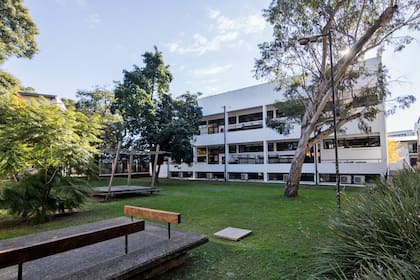 La Facultad de Arquitectura y Urbanismo de la Universidad de La Plata en donde hallaron el cuerpo de la beba.