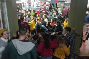 La Facultad de Filosofía y Letras de la UBA suspendió las clases por un conflicto entre agrupaciones estudiantiles.